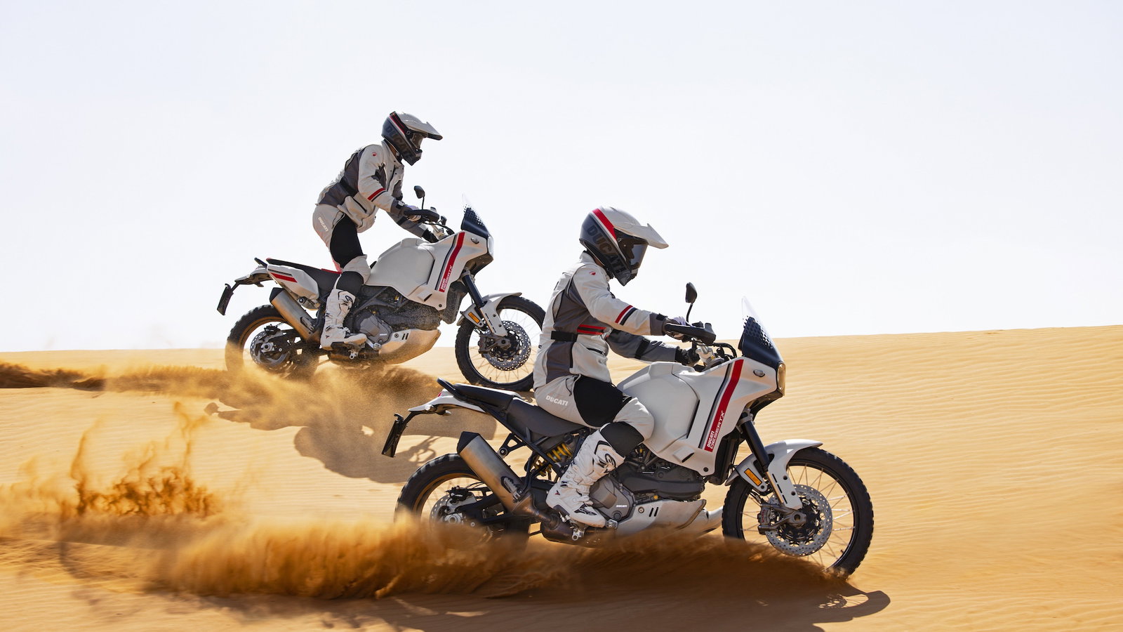 MY22_Ducati_DesertX _87__UC356394_High.jpg